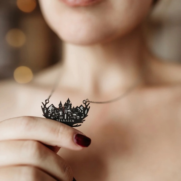 Throne of Glass Sarah J Maas Terrasen Necklace NoOneDesigns Bookish Box - Picture 3 of 5